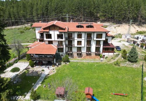 an aerial view of a large building with a large yard at Семеен хотел Света Марина in Dobrinishte