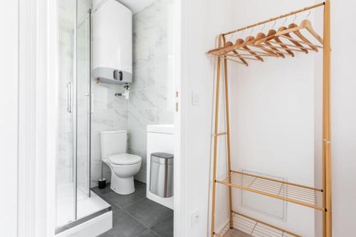 une salle de bain avec toilettes et douche en verre dans l'établissement Studio lumineux Paris Est - Serurier, à Paris