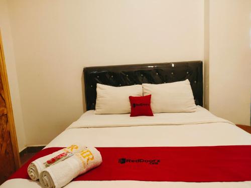 Cama o camas de una habitación en RedDoorz At Sukomanunggal Surabaya