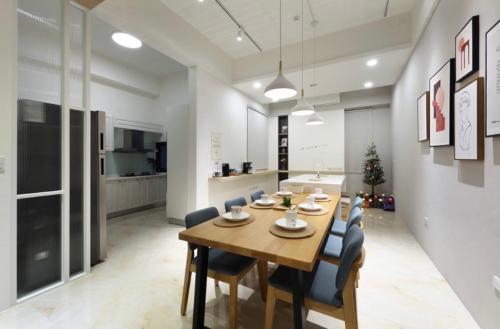 a kitchen and dining room with a table and chairs at Mu Hui Homestay in Chaozhou