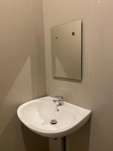 Un baño de RedDoorz At Sukomanunggal Surabaya