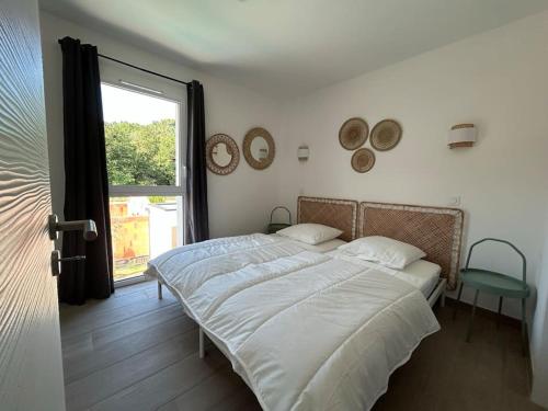 um quarto com uma cama grande e uma janela em Villa 4 chbres avec piscine (10) em Saint-Augustin
