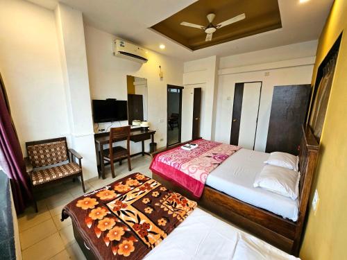 a bedroom with a bed and a dining room at Suman Cottage & Bungalow in Mahabaleshwar
