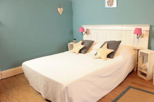 a bedroom with a white bed with stars on it at L'Aparté - Appartement cosy esprit montagne in Bussang