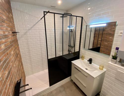 une salle de bain blanche avec un lavabo et une douche dans l'établissement La Suite Saint Jacques - Coeur de Dieppe - 4 personnes, à Dieppe