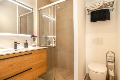 ポルト・ダ・ポリェンサにあるVilla BAMBU Pollensaのバスルーム(シャワー、トイレ、シンク付)