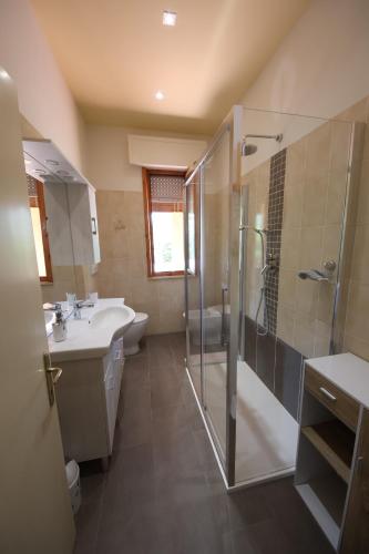 La salle de bains est pourvue d'une douche, d'un lavabo et de toilettes. dans l'établissement Affittacamere Acquaria-Vinci, à Vinci