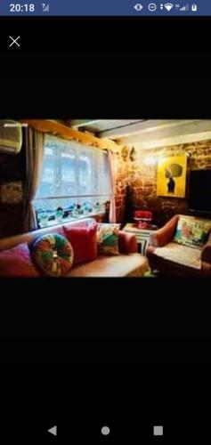 sala de estar con sofá y mesa en Ayvalık Rum evi, en Ayvalık