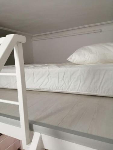 - un lit superposé blanc avec un oreiller blanc dans l'établissement IMPERIAL PALACE Bord de Mer, à Menton