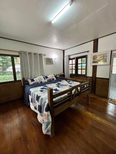 Phow Homestay في Ban Mai (1): غرفة نوم بسرير في غرفة ذات أرضيات خشبية