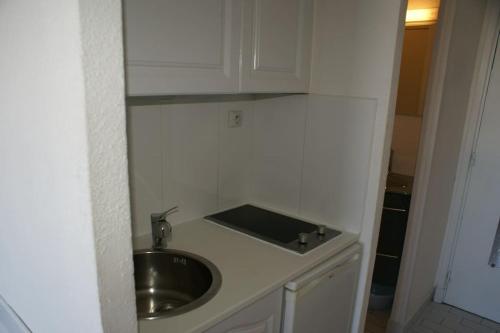 La salle de bains est pourvue d'un lavabo et d'un comptoir. dans l'établissement Studio 659, Port Nature 6 au village naturiste, au Cap d'Agde