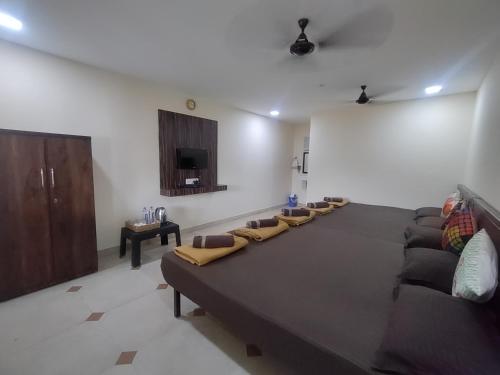 ein Wohnzimmer mit einem großen Sofa und Stühlen in einem Zimmer in der Unterkunft Opulence Beach Resort Awas, Alibaug in Alibag