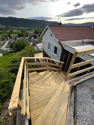 una terraza de madera en la parte superior de una casa en Valley House en Notodden