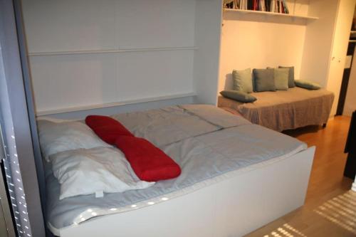 - un lit avec une couverture rouge dans l'établissement Studio 407, Port Vénus au village naturiste, au Cap d'Agde