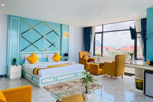 カンポットにあるKampot Sunny Hotelのベッドと机と椅子のある寝室