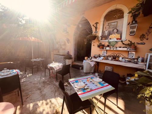 a room with a table and chairs in a room with at The Tower Of The Old King in Desenzano del Garda