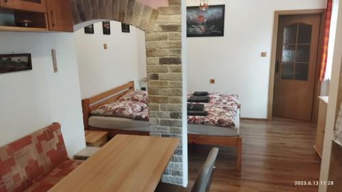 Una habitación con una mesa y una cama en una habitación en Apartmány pod Barunčinou školou en Česká Skalice