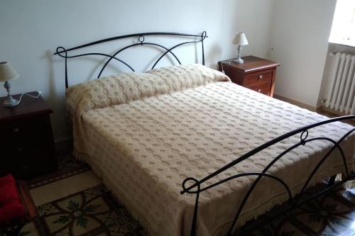un letto in una camera da letto con due comodini e due lampade di Appartamento centralissimo a Mottola