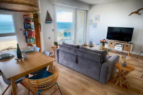 sala de estar con sofá y mesa en Escale aux 7 îles, en Perros-Guirec