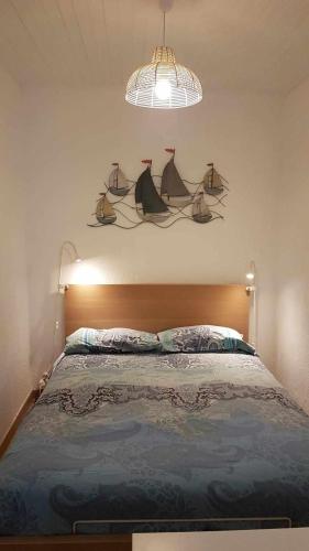 - une chambre dotée d'un lit avec une lampe et une lampe dans l'établissement T1 Bis plein centre de Toulon,climatisé, à Toulon