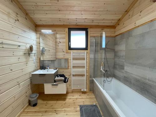 Kylpyhuone majoituspaikassa Superbe maison finlandaise en bois