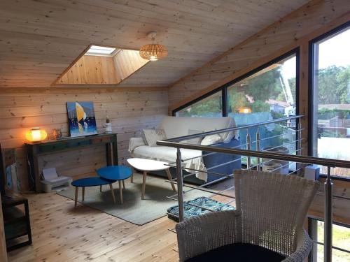 un salon avec un canapé et une table dans l'établissement Superbe maison finlandaise en bois, à Tosse