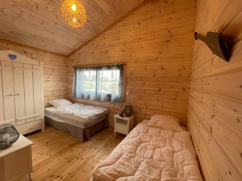 Vuode tai vuoteita majoituspaikassa Superbe maison finlandaise en bois