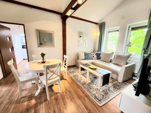 uma sala de estar com um sofá e uma mesa em Cozy Apartament Country 6persons close to airport na Cracóvia