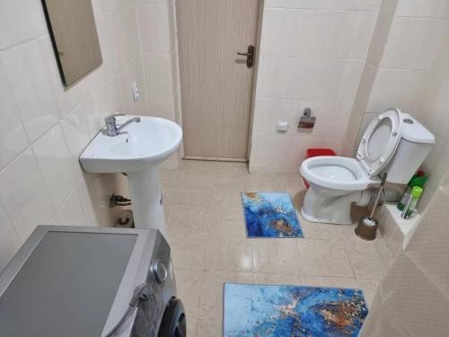 een badkamer met een toilet en een wastafel bij Royal Beach Club Hotel in Chok-Tal