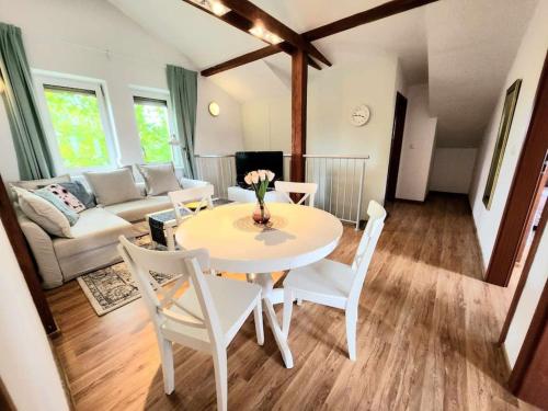 - un salon avec une table, des chaises et un canapé dans l'établissement Cozy Apartament Country 6persons close to airport, à Cracovie