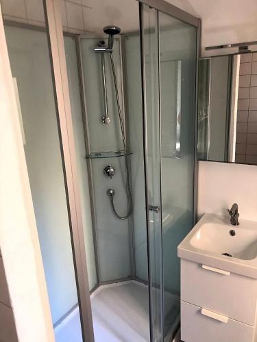 une salle de bain avec douche et lavabo dans l'établissement T1 Bis plein centre de Toulon,climatisé, à Toulon