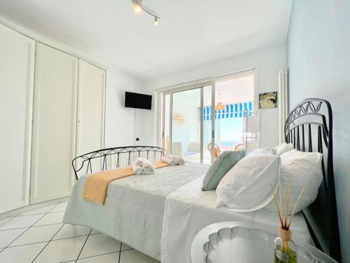 a bedroom with a bed with a view of the ocean at Re del MARE - 3 BR Apt - Lounge con vista da SOGNO in Porto Recanati
