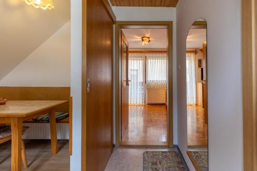 un pasillo con una puerta que conduce a un comedor en Apartment Vidmar en Bohinj