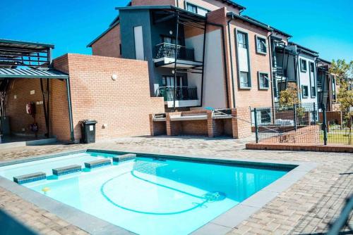 Πισίνα στο ή κοντά στο The Waterfallcity Charm next to Mall of Africa