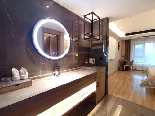 y baño con lavabo y espejo. en Morning Hotel, Liuyang Country Garden Municipal Government en Liuyang