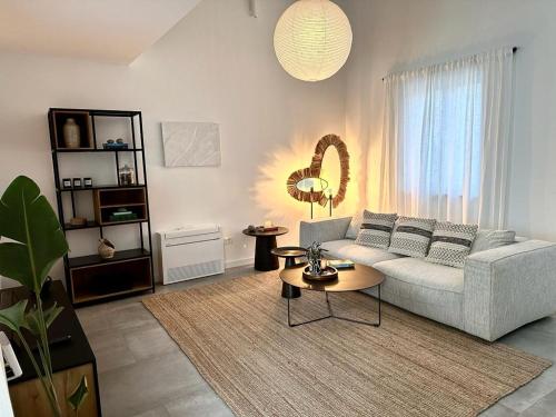 uma sala de estar com um sofá e uma mesa em House Roki em Vis