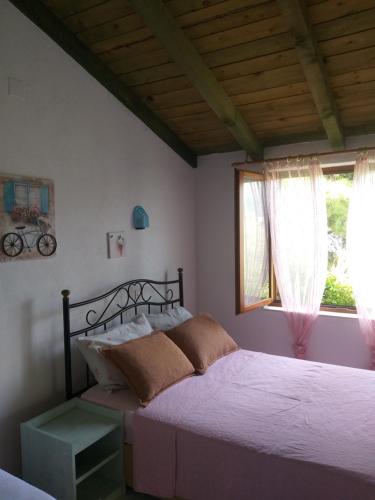 - une chambre avec un lit et une fenêtre dans l'établissement Direkt na moru - Bungalov, à Šibenik