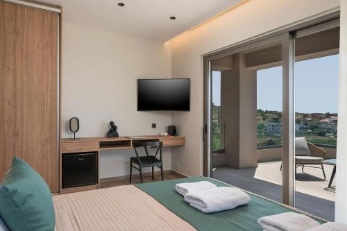 Μια τηλεόραση ή/και κέντρο ψυχαγωγίας στο Villa Ekphrasis with sea view and jacuzzi