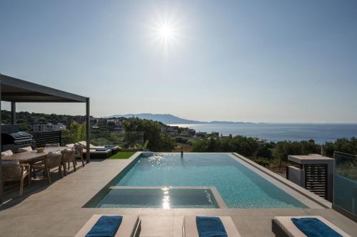 Πισίνα στο ή κοντά στο Villa Ekphrasis with sea view and jacuzzi