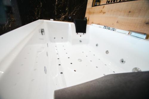 a white bath tub with a black counter top at LUZ DE PATIOS in Huelva
