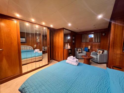 Zimmer mit einem großen blauen Bett auf einem Boot in der Unterkunft Vita Nauta Boat & Breakfast in Gaeta