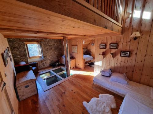 une vue aérienne d'une chambre dans une cabane en rondins dans l'établissement Grange authentique rénovée, à Campan