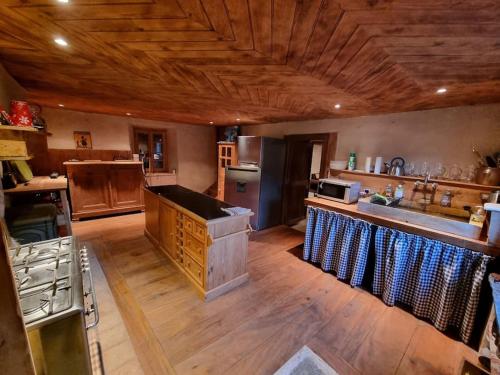 Il comprend une grande cuisine dotée de parquet et d'un plafond en bois. dans l'établissement Grange authentique rénovée, à Campan