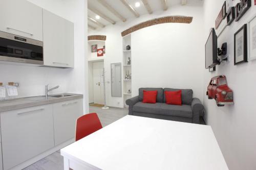 Just Urban Stays - Stylish 1BR in City Center - Balcony and Metro M2 M4