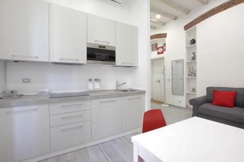 Just Urban Stays - Stylish 1BR in City Center - Balcony and Metro M2 M4