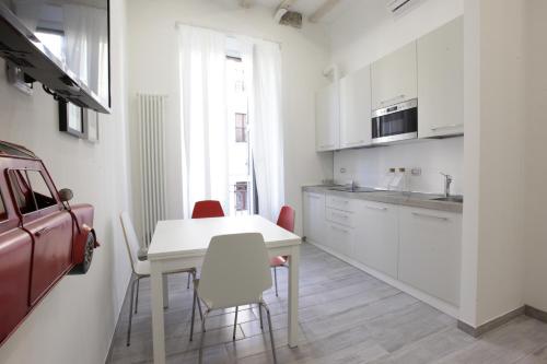 Just Urban Stays - Stylish 1BR in City Center - Balcony and Metro M2 M4