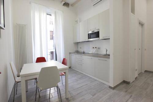 Just Urban Stays - Stylish 1BR in City Center - Balcony and Metro M2 M4