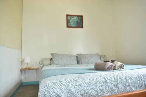 1 dormitorio con 1 cama con edredón azul en Mama's Homestay Ruteng, en Ruteng