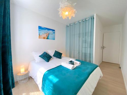 a bedroom with a large bed with a blue blanket at Casaminnie - Appartement à 8 min de Disneyland Paris in Bussy-Saint-Georges