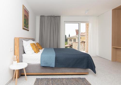 Postel nebo postele na pokoji v ubytování The Rose Garden Apartments